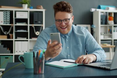 Réseaux sociaux : le coup de grâce au bonheur des jeunes ?