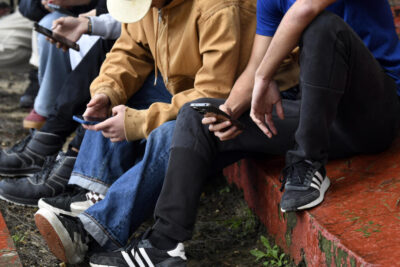 Réseaux sociaux : le poison du bonheur des jeunes générations ? Un rapport alarmant de l’ONU tire la sonnette d’alarme.